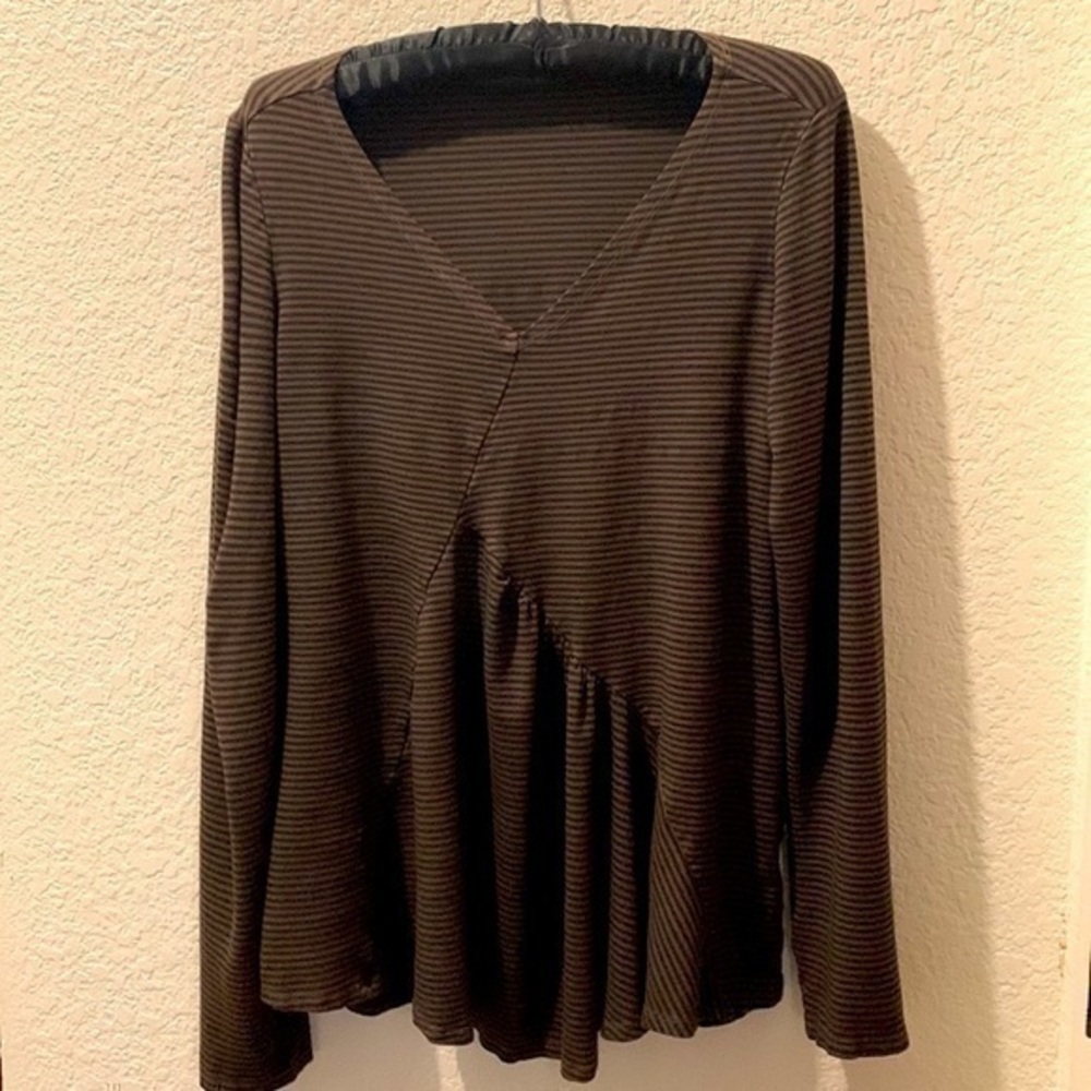 Cut Loose small stretchy top